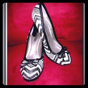 ❤️🖤Unlisted zebra/zig-zag print pumps❤️🖤